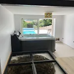 Authentique Au Coeur De Avec Piscine Privee, Jacuzzi Et Terrain De Petanque